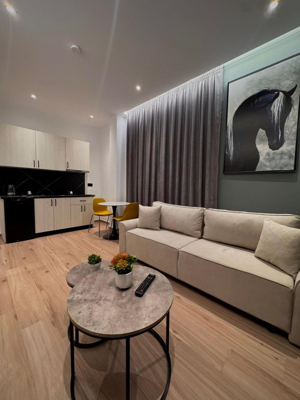 Anil Luxury * Golem (Tirana)